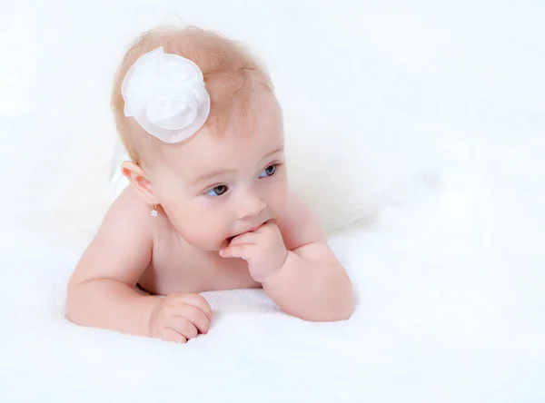 Portrait newborn baby lying in bed — Stock Photo, Image