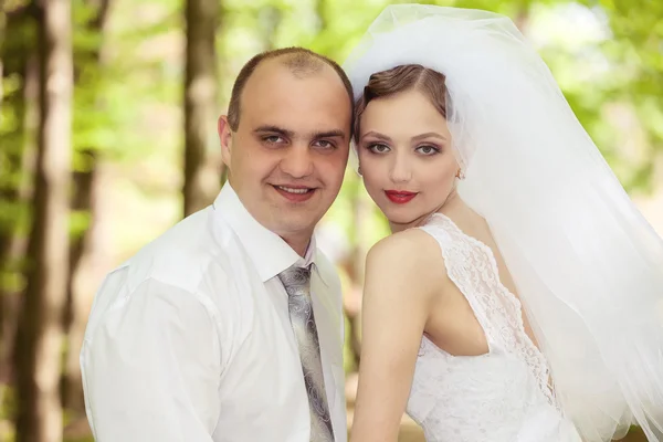 Noiva feliz e noivo em um dia de casamento — Fotografia de Stock