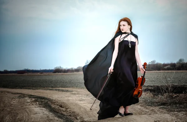屋外ヴァイオリンと赤い髪の少女 — ストック写真