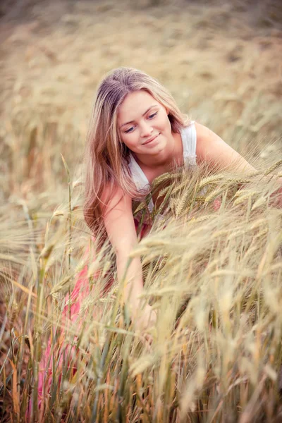 Портрет сельской девушки в поле — стоковое фото