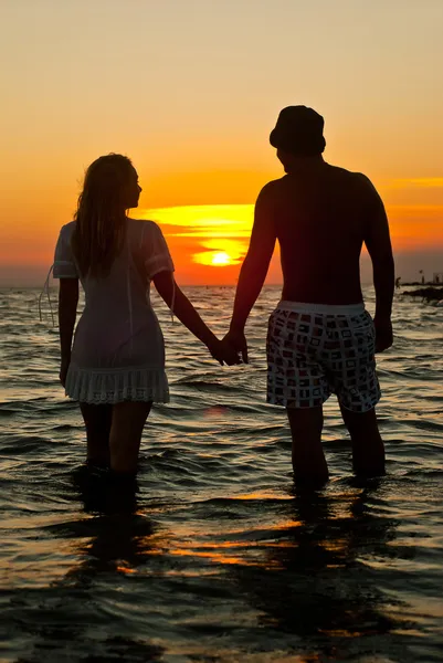 Het beeld van twee in liefde bij zonsondergang — Stockfoto