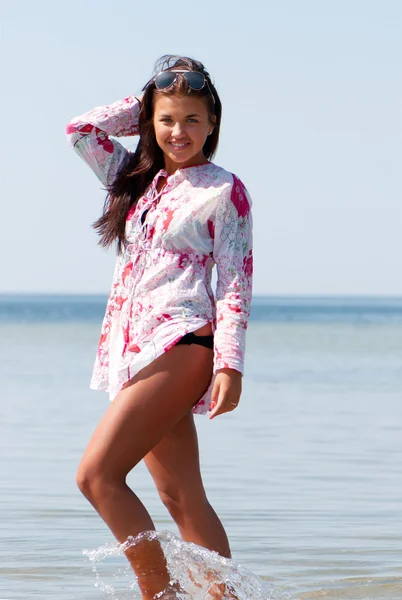 Mujer joven en la playa en verano — Foto de Stock