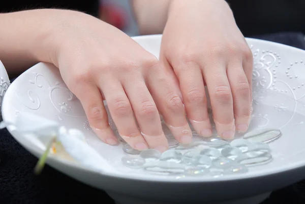 Humidificación de manos de mujer en agua —  Fotos de Stock