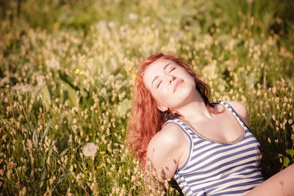 Hermosa joven feliz en el parque en un cálido día de verano — Foto de Stock