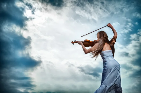 Рыжая девушка со скрипкой на открытом воздухе — стоковое фото