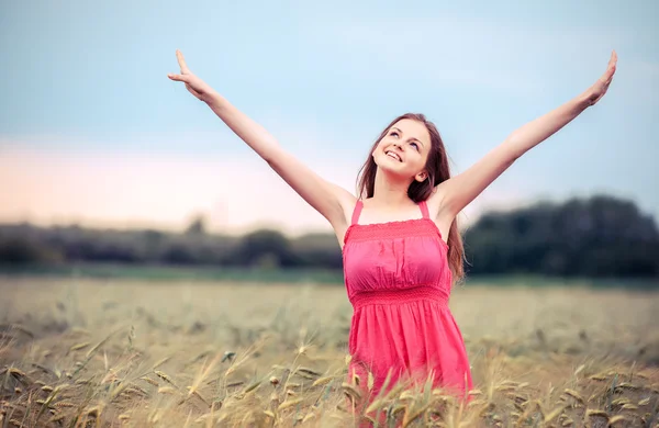 Retrato de la chica rural en el campo —  Fotos de Stock