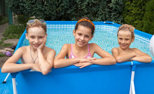 Glückskinder am Pool — Stockfoto