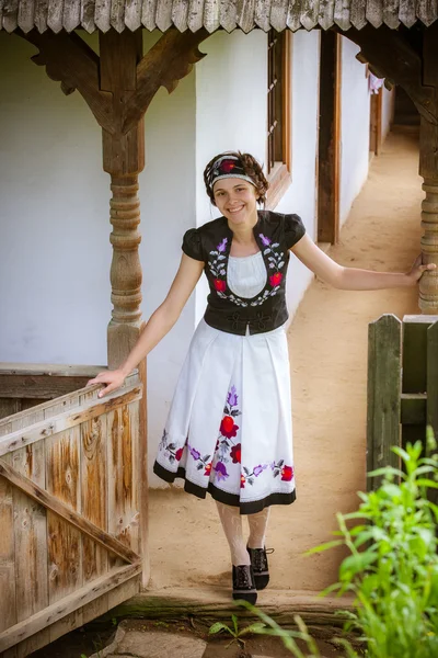 Ніцца угорської дівчина в національному одязі — стокове фото