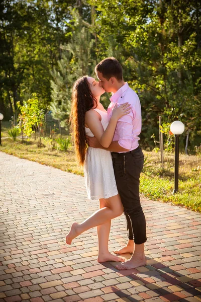 Amor e carinho entre um jovem casal no parque — Fotografia de Stock