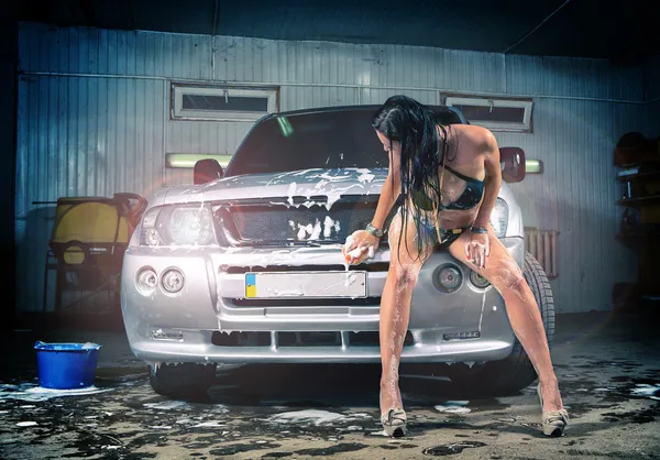 ガレージに車を洗う時モデル。クロス処理 — ストック写真