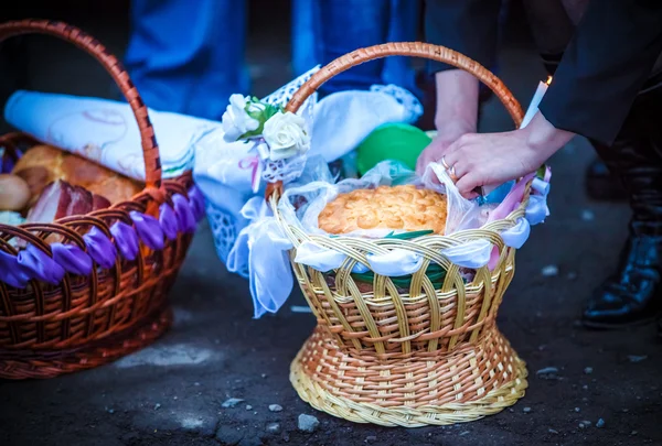 Cesta de Pascua con comida en la Iglesia Ortodoxa . — Foto de Stock