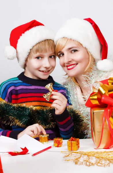 Glückliche Familie mit einem Geschenk — Stockfoto