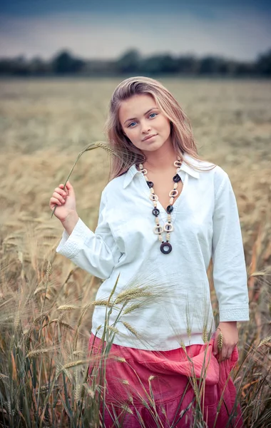 Portrait of the rural girl in field — Stock Photo, Image