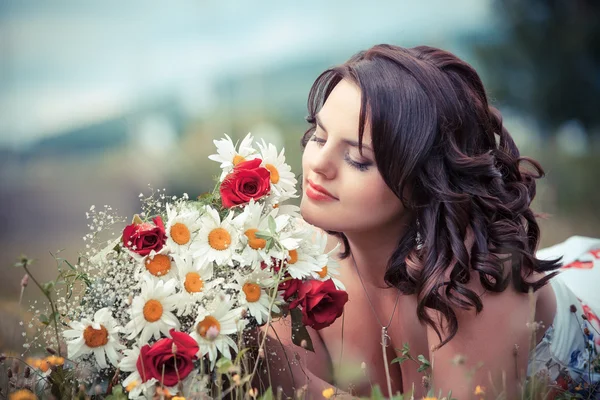 Belle jeune femme heureuse dans le parc par une chaude journée d'été — Photo