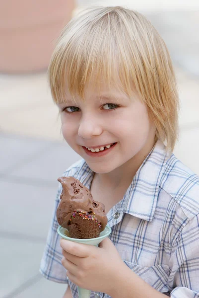 Child eats ice-cream — Stock Photo, Image