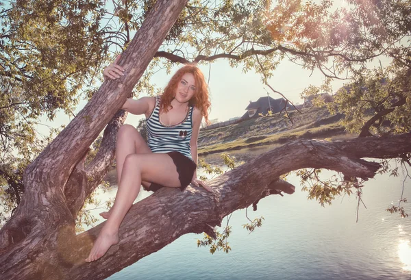 Mooie gelukkig jonge vrouw in het park op een warme zomerdag — Stockfoto