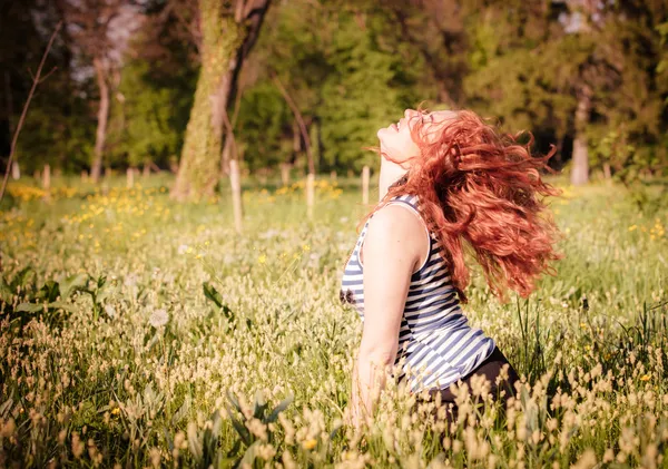 Krásná šťastná mladá žena v parku na teplý letní den — Stock fotografie