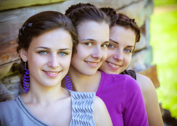 Junge und attraktive Freundinnen haben Spaß — Stockfoto