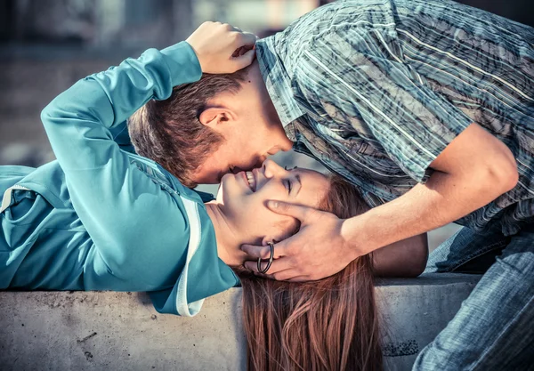 Jong verliefd paar — Stockfoto