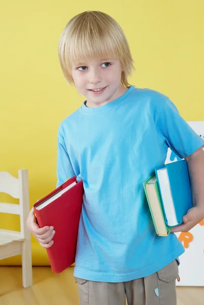 Preschooler με βιβλίο — Φωτογραφία Αρχείου