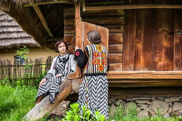 As meninas agradáveis ao ar livre no distrito rural — Fotografia de Stock