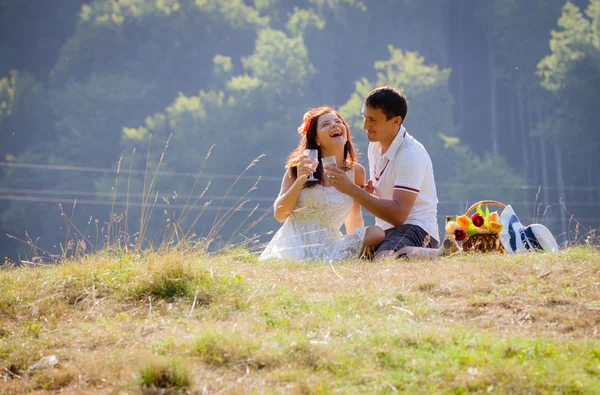 Feliz pareja atractiva exitosa celebrando juntos en el picni — Foto de Stock