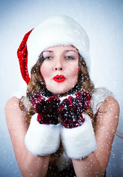 Schöne Miss Weihnachtsmann Blick auf den Schnee — Stockfoto