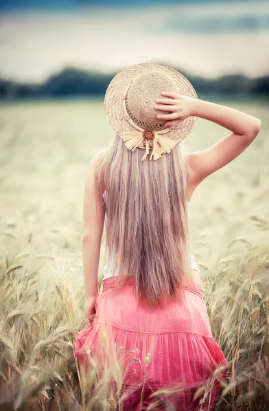 Rural girl in field — Stock Photo, Image