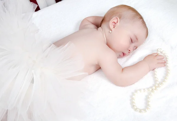 Крупным планом портрет прекрасного спящего ребенка — стоковое фото