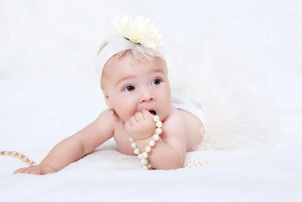 Ritratto neonato sdraiato a letto con una collana di perle — Foto Stock