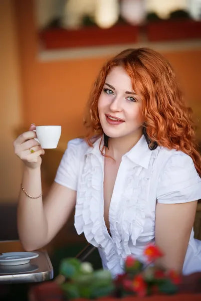 Mujer elegante en la cafetería — Foto de Stock