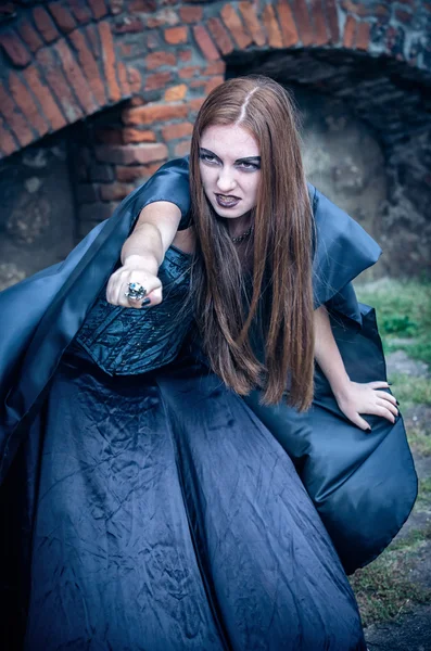Retrato de uma jovem bruxa. Halloween, horror . — Fotografia de Stock