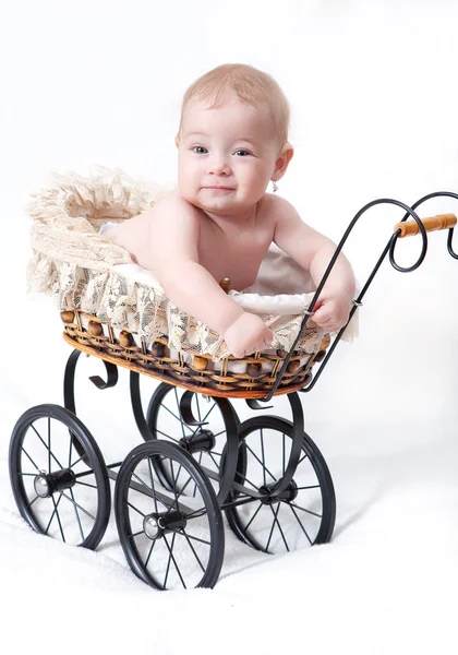 Vauva istuu rattaat — kuvapankkivalokuva