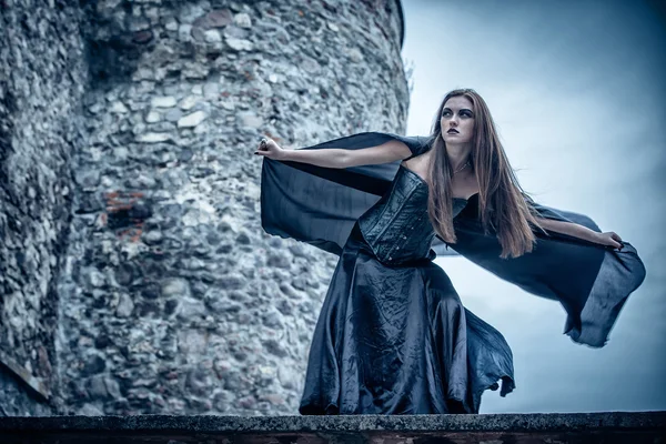 Porträt einer jungen Hexe. Halloween, Horror. — Stockfoto