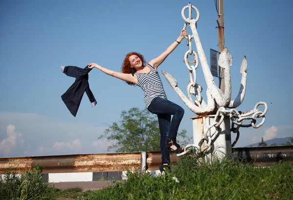 Mooie gelukkig jonge vrouw in de stad — Stockfoto