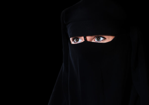 Портрет девушки на востоке на черном фоне
