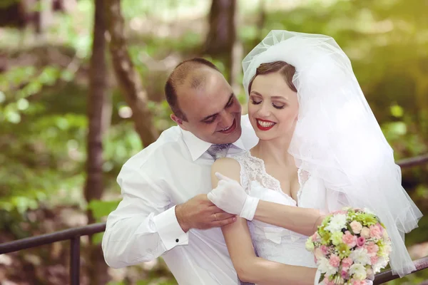 Glückliche Braut und Bräutigam am Hochzeitstag — Stockfoto