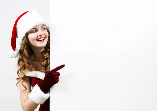 Babbo Natale donna in possesso di un biglietto bianco di Natale — Foto Stock