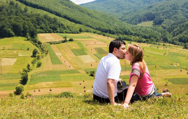 Líbající se pár v horských Karpaty — Stock fotografie