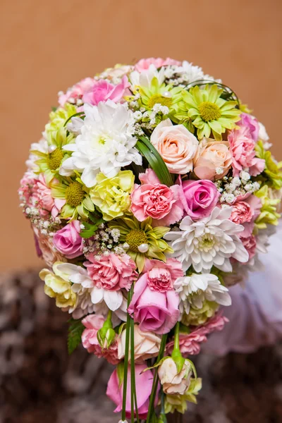 Boeket van multi-gekleurde bloemen bruiloft — Stockfoto