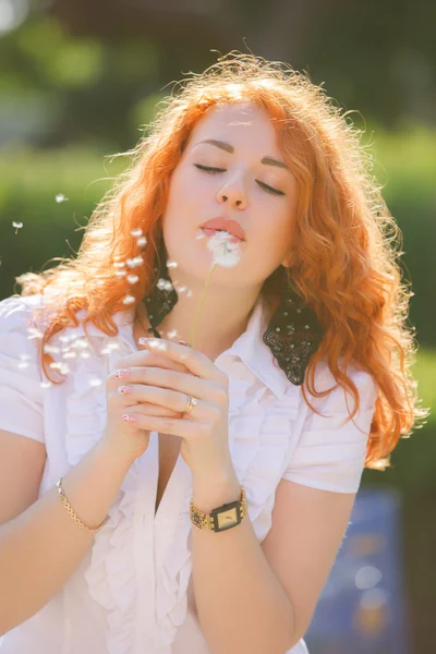 Beautiful happy young woman in the park on a warm summer day — Stock Photo, Image