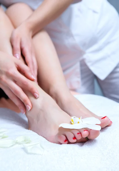 Primer plano de los pies recibiendo un masaje —  Fotos de Stock