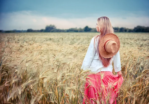 Сельская девушка в поле — стоковое фото