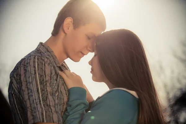 Jovem casal apaixonado — Fotografia de Stock