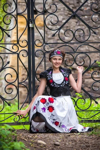Pěkný Maďarská dívka v národním oblečení — Stock fotografie