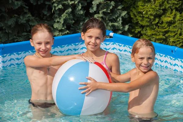 Geluk kinderen bij zwembad — Stockfoto