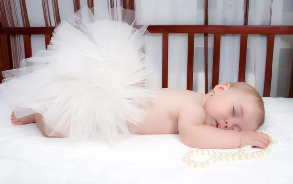 Mooie slapende baby bed inbegrepen — Stockfoto