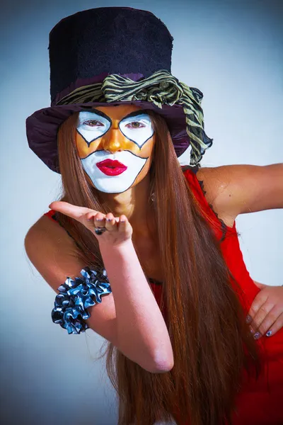 Retrato de una chica payaso con la cara pintada . — Foto de Stock