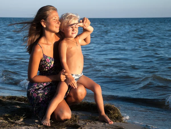 Lycklig mor och son i semester — Stockfoto