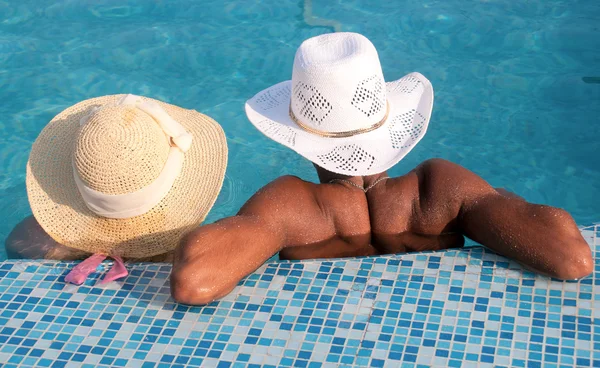 Coppia relax a bordo piscina — Foto Stock